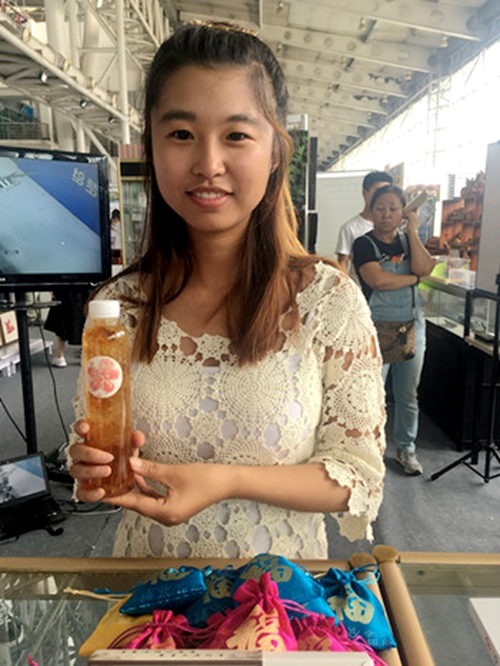 KY.COM开云体育(中国)科技公司大学生创业团队在中俄博览会上展示“桃花美人”饮品