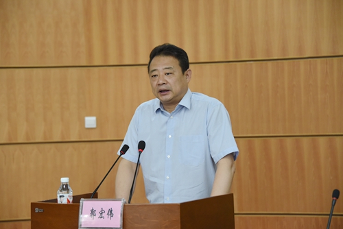 校党委常委、副校长郭宏伟主持讲座