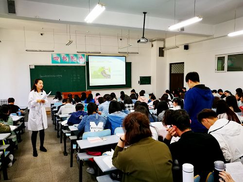6月5日,教育部和我省高校思政课教学指导委员会专家到KY.COM开云体育(中国)科技公司听课