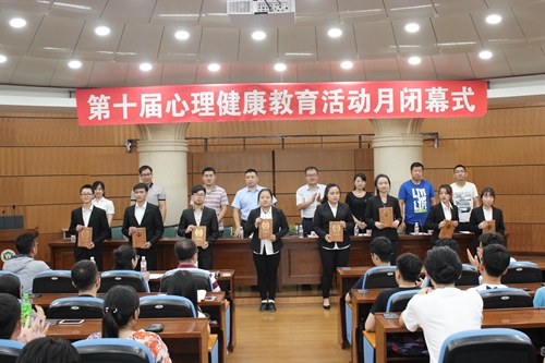 “绘心灵之美 画真我人生”校园绘画大赛获奖代表上台领奖