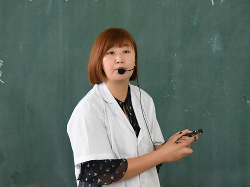 等奖选手药学院藏玲玲老师在比赛中