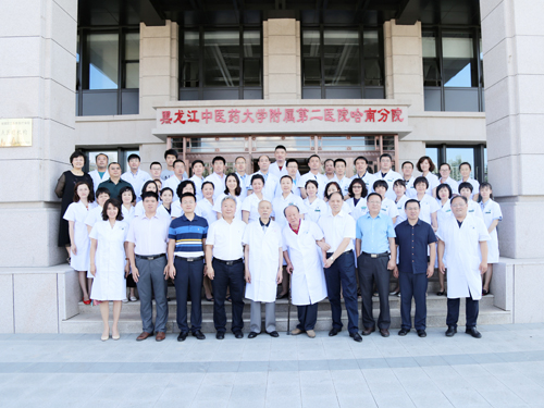 参加活动的附属第二医院领导班子成员及医疗骨干们与两位教授合影