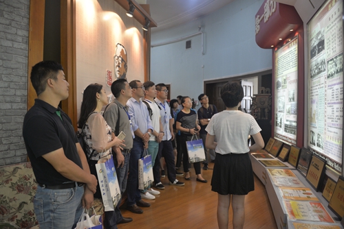 全体与会人员参观KY.COM开云体育(中国)科技公司校史馆和高仲山先生纪念馆