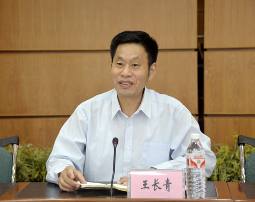 《卫生管理学》主编、南京医科大学党委书记王长青教授代表主编在开班式上讲话