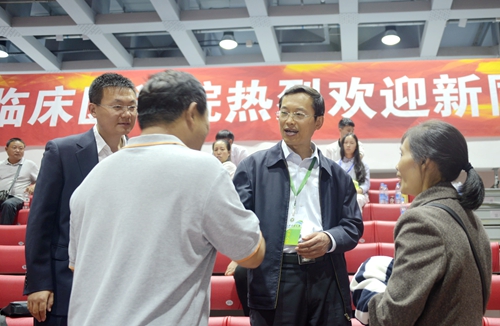 校党委书记王福学在迎新现场与新生家长交流