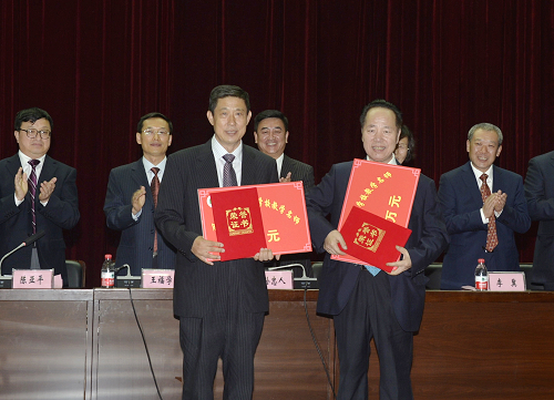 全国中医药高等学校教学名师上台领奖