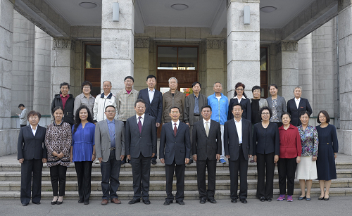 会后,校党委书记王福学、校长孙忠人、副校长郭宏伟与新一届教学督导组全体成员合影
