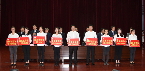 研究生国家奖学金获奖代表上台领奖