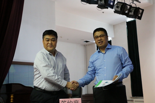 药学院党委副书记、院长杨炳友(左)与黑龙江中桂制药有限公司董事长张树乘签署协议