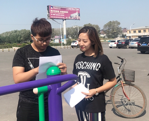 各地群众在填写调查问卷