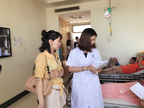 主题学习实践小分队指导教师与学生一同发放调查问卷