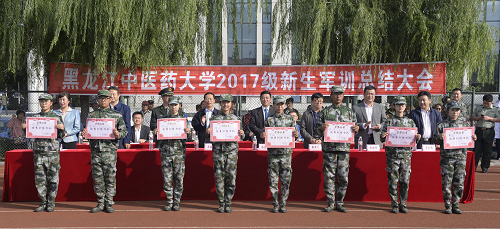 优秀训练方队代表上台领奖