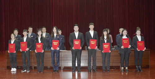 “优秀学生干部”获得者代表上台领奖