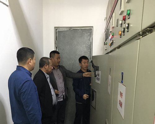 检查组检查校园供电设施