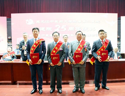 梁立武(左二)、东贵荣(右二)、王顺(左一)、万国志(代)4位专家获得“优秀校友”荣誉称号