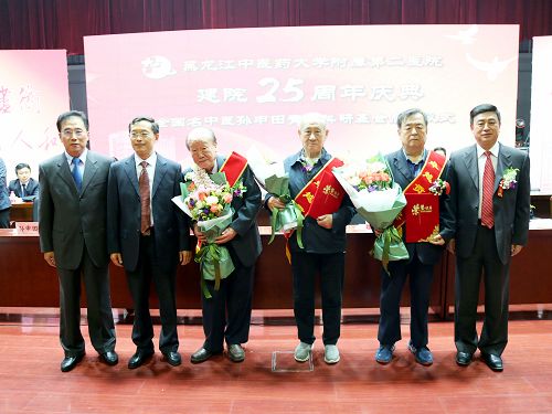 KY.COM开云体育(中国)科技公司党委书记王福学(左二)、校长孙忠人(右一)、中国武警部队后勤部卫生部长梁立武(左一)为于致顺(右三)、孙申田(左三)、高维滨(右二)3位专家颁发“卓越贡献奖”荣誉证书