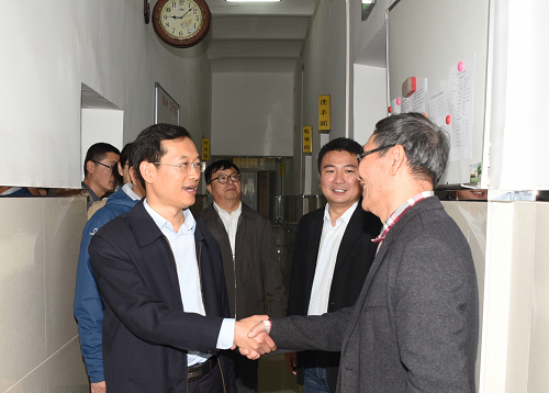 校党委书记王福学看望慰问离退休老同志