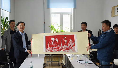 校领导参观浏览离退休老同志的美术作品
