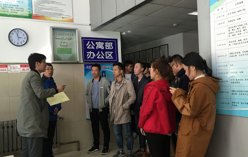 辅导员老师对研究生进行安全警示教育