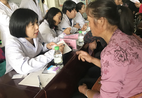 民革党员,附属第二医院治未病体检中心副主任、主任医师杨俊丽为患者义诊