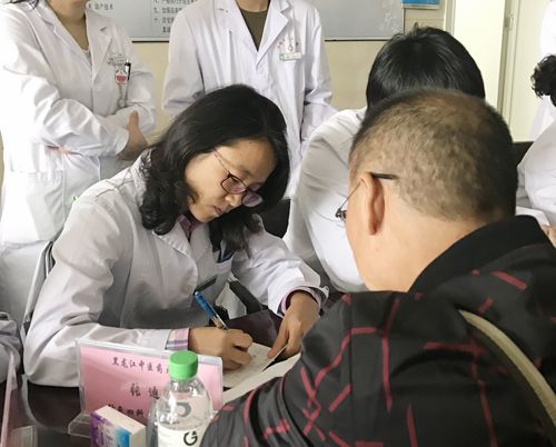 九三社员、附属第一医院针灸四科副主任医师张迪为患者义诊