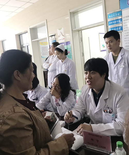 附属第一医院针灸二科住院医师、党外医疗专家赵宇为患者义诊