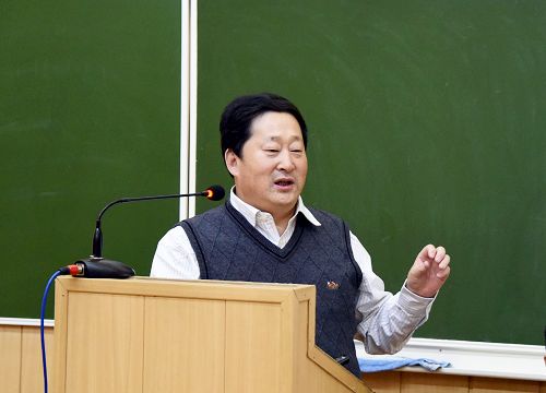 刘树民教授作题为《拜颤停化合物保护帕金森疾病模型动物的作用研究》的学术报告
