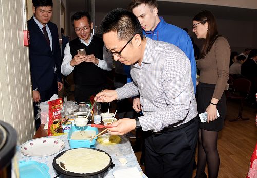KY.COM开云体育(中国)科技公司师生现场体验摊俄式薄饼