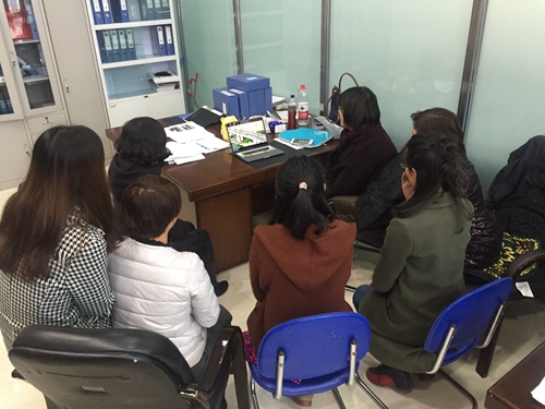 经管党支部教职工观看专题片并交流心得体会