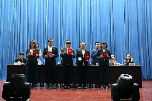 “志行班优秀学员标兵”获奖者上台领奖